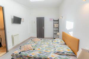Cama grande en habitación con TV en Sous le soleil, en Bandol