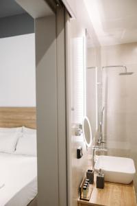 Koupelna v ubytování Volos Suites Center + 37 fotografií