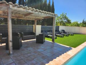 Swimmingpoolen hos eller tæt på DOMAINE DE POULHARIES -Merlot