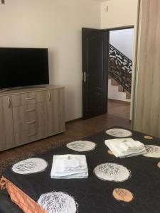 een woonkamer met een tafel en een zwart-witte deken bij REDhouse in Baia Mare