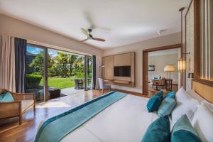 TV a/nebo společenská místnost v ubytování Anantara Iko Mauritius Resort & Villas