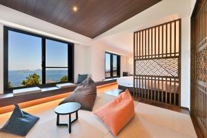 een slaapkamer met uitzicht op de oceaan bij OnoueRyokan in Karatsu