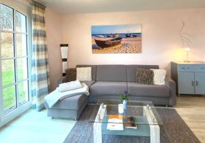 a living room with a couch and a table at Haus Meeresblick Ferienwohnung Kra in Baabe