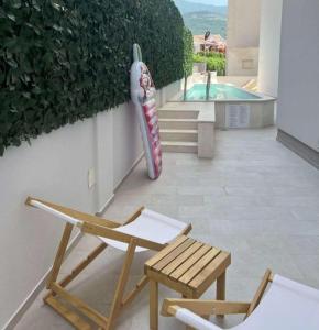 een patio met 2 stoelen en een grote vaas bij Horizont studio in Becici