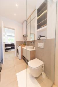een badkamer met toilet en wastafel bij Horizont studio in Becici