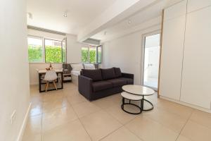 een woonkamer met een bank en een tafel bij Horizont studio in Becici