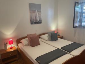 Posteľ alebo postele v izbe v ubytovaní Apartments by the sea Zavalatica, Korcula - 185