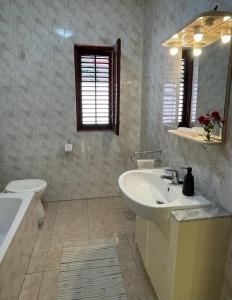 Kúpeľňa v ubytovaní Apartments by the sea Zavalatica, Korcula - 185