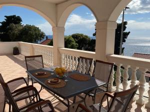 Balkón alebo terasa v ubytovaní Apartments by the sea Zavalatica, Korcula - 185 + 15 fotografií