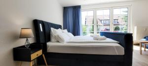 Кровать или кровати в номере KOMM - Terrasse- Parkplatz- Küche- Boxspringbett