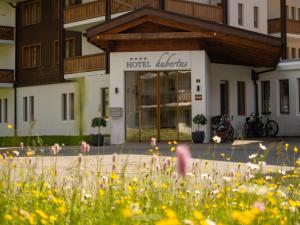 Aed väljaspool majutusasutust Hotel Hubertus