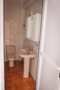 een badkamer met een wastafel en een toilet bij Apartamento Bella Vista in Salobreña +9 foto's