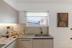 Kuchyň nebo kuchyňský kout v ubytování Seaside Luxury - 3 Min to Freatida Beach