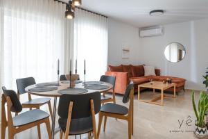Posezení v ubytování Seaside Luxury - 3 Min to Freatida Beach