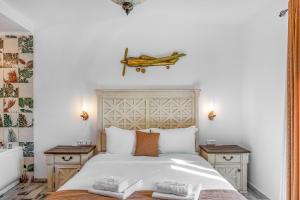Una cama o camas en una habitación de Mikis La Scala Luxury Villas