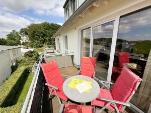 un patio con tavolo e sedie su un balcone di Haus Möwe II - Whg 10 a Ostseebad Sellin Altre 33 foto