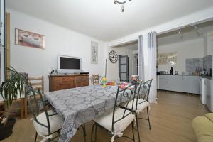 a dining room and kitchen with a table and chairs at Chambre Verte in Auzat