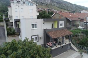 モスタルにあるLuna APARTMANIの屋根付きの家の外観