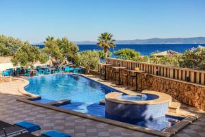 Бассейн в Hotel SOL или поблизости