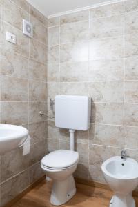 A bathroom at LA FENICE A.C.