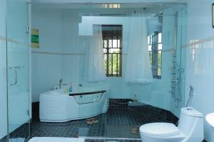 Bilik mandi di Mowicribs Hotel and Spa