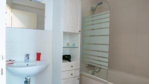 Koupelna v ubytování Hotel La Renardière Morzine + 24 fotografií