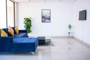 ウィントフークにあるUrban Guest House Ausblickの青いソファとテレビのあるリビングルーム