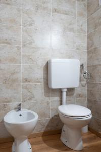A bathroom at LA FENICE A.C.
