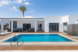 willa z basenem i domem w obiekcie Villa Mamma Mia 2 w mieście Playa Blanca