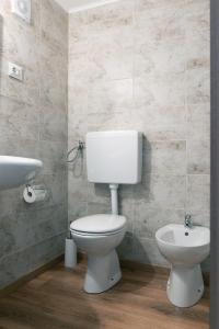 A bathroom at LA FENICE A.C.