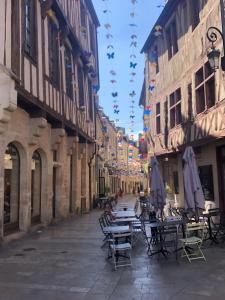 an empty street with tables and chairs and buildings at Petit appartement douillet, centre historique de Dijon in Dijon +2 photos