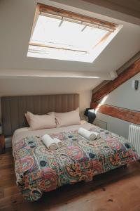 una camera con un grande letto e un lucernario di THE HAYLOFT at Sunny Brow Farm ad Ambleside