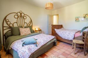 une chambre avec deux lits, une table et une chaise dans l'établissement Gîte nature avec piscine privée, à Montagnac