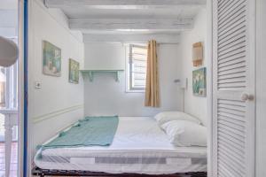 un piccolo letto in una stanza con una finestra di Appartement Soulac a Soulac-sur-Mer