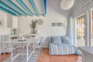 un soggiorno con un tavolo e una sedia di Appartement Soulac a Soulac-sur-Mer Altre 18 foto