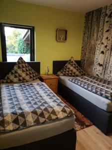 Ferienhaus Weinberg في فيرنيغيروده: غرفة نوم بها سريرين ونافذة