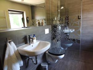 Ferienhaus Weinberg في فيرنيغيروده: حمام مع حوض ومرحاض ومرآة +26 صورة