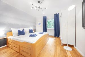 Un dormitorio con una cama grande con almohadas azules. en FeWo Phönixhütte am Baldeneysee in Kupferdreh, en Essen