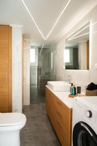 Et badeværelse på L' Horizon Luxury Living by 8essentially + 97 billeder