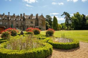 un antiguo castillo con un jardín delante de él en Shendish Manor Hotel & Golf Course, en Hemel Hempstead