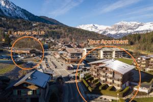 una vista aérea de una ciudad en las montañas en Résidence Le Prarion 24A ski in- ski out - Happy Rentals, en Les Houches 15 fotos más