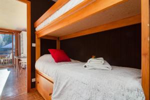1 dormitorio con litera y toallas en Résidence Le Prarion 24A ski in- ski out - Happy Rentals, en Les Houches