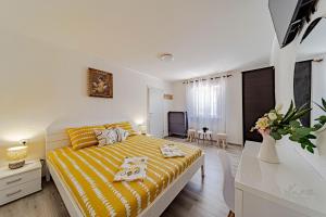 Ένα ή περισσότερα κρεβάτια σε δωμάτιο στο Holiday Home Luce with Pool - Happy Rentals