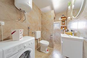 Ένα μπάνιο στο Holiday Home Luce with Pool - Happy Rentals