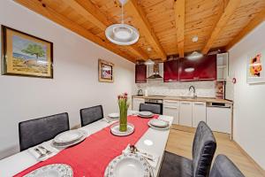 Η κουζίνα ή μικρή κουζίνα στο Holiday Home Luce with Pool - Happy Rentals
