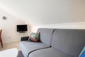 ein Wohnzimmer mit Couch und Fernseher in der Unterkunft Haus Barbara - Schwimmbad und Sauna im Haus - Whg 3 in Grömitz