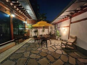 un patio avec une table et un parasol dans l'établissement stc 1, à Séoul