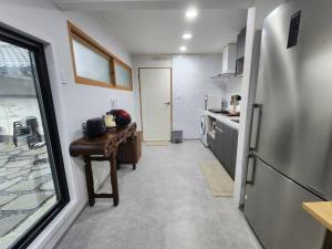 une cuisine avec un réfrigérateur et une table à l'intérieur dans l'établissement stc 1, à Séoul