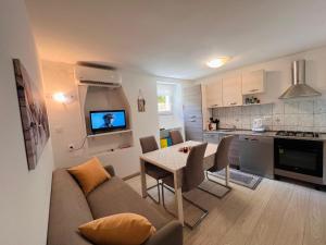 Kuchyňa alebo kuchynka v ubytovaní Apartman Gabriela Mali Lošinj
