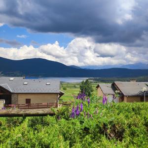 a house with a view of a lake and mountains at Appartement les Angles in Les Angles